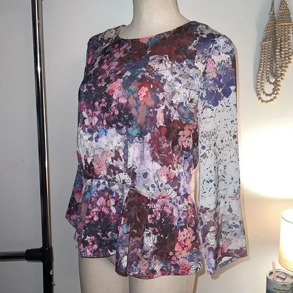 Beautiful Floral Blouse!🌸🍍🍍🍍 - Picture 2 of 8